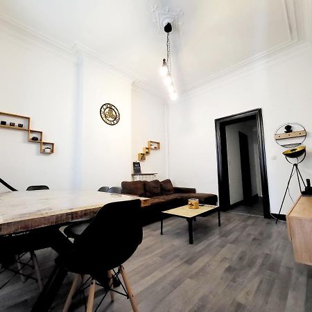 Chambre Privee Au 3E Etage Sans Ascenceur En Plein Centre De Charleroi Appartement Buitenkant foto
