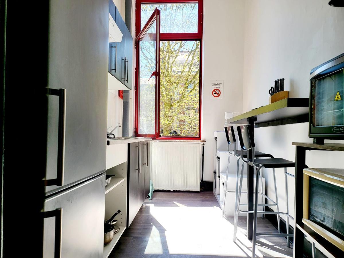 Chambre Privee Au 3E Etage Sans Ascenceur En Plein Centre De Charleroi Appartement Buitenkant foto
